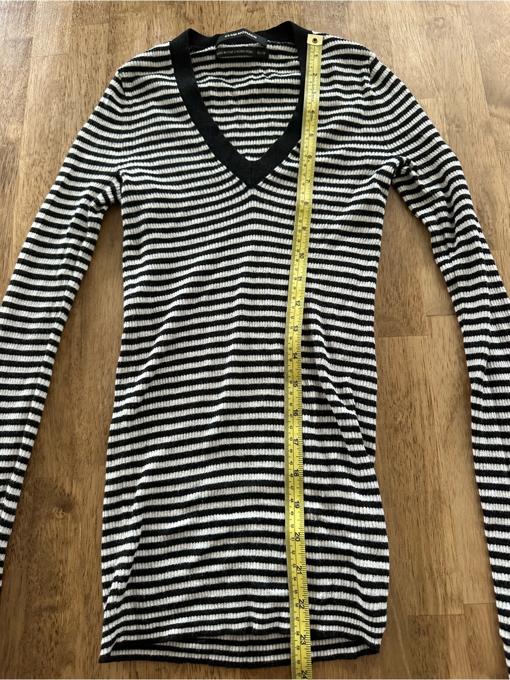 Vintage Club Monaco Black & White Striped V-Neck Cotton and Cashmere Top - Picture 6 of 7
